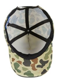 Kappe med kamuflasjemønster, laget av mykt stoff på utsiden og svart mesh inni. Har en litt bøyd skjerm og justerbar snap-back lukking.