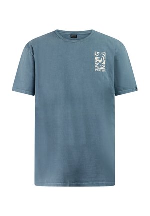 Blauw T-shirt met korte mouwen en ronde hals, met een klein wit abstract golf- en zonafbeelding en de tekst "PROTEST" op de linkerborst.