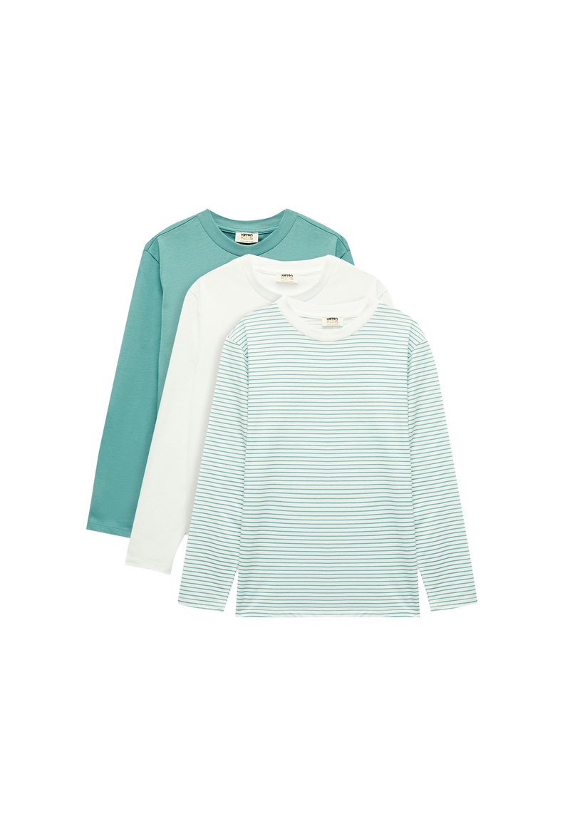 Trzy t-shirty z długim rękawem: jeden w kolorze teal, jeden biały i jeden w paski w jasnoniebieskim i białym. Miękki materiał bawełniany, okrągły dekolt i regularny krój.