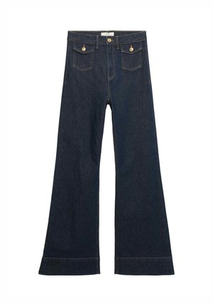 Donkerblauwe jeans met hoge taille en brede pijpen, met knopen aan de voorkant en twee klepzakken met knopen, plat uitgestald op een witte achtergrond.