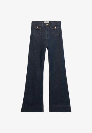 Ciemnoniebieskie jeansy o wysokim stanie i szerokich nogawkach, z przodu na guziki oraz dwoma kieszeniami z patkami zapinanymi na guziki, ułożone na płasko na białym tle.