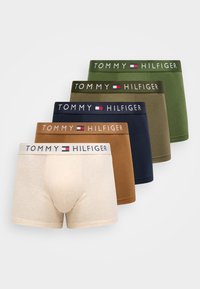 Πέντε ζευγάρια ανδρικών(boxer) εσώρουχων σε μπεζ, καφέ, ναυτικό μπλε, ελιά και πράσινο με λογότυπα "Tommy Hilfiger".
