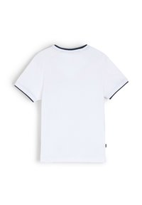 Biała koszulka z krótkim rękawem z granatowymi akcentami wzdłuż kołnierza i rękawów, wykonana z gładkiej bawełnianej tkaniny. Minimalistyczny design.