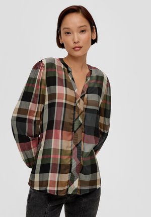 Een langmouwig geruit shirt in gedempte kleuren, met verschillende tinten groen, roze, bruin en zwart, met een knopenrij aan de voorkant en geplooide schouders.