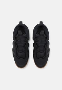 Nike Sportswear AIR MORE UPTEMPO LOW - Treniņu apavi - black/medium brown