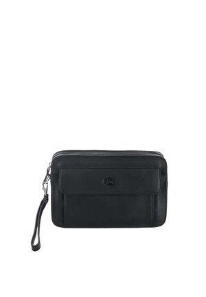 Pochette bracelet en cuir noir avec poche à rabat avant et bandoulière amovible sur fond blanc.