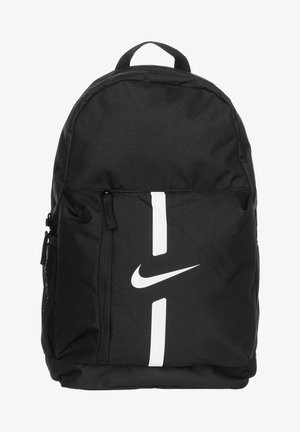 Mochila Nike preta feita de tecido durável, com um bolso frontal com fecho, bolso lateral em malha e um logo e riscas brancas em destaque.