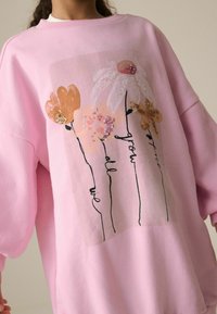 Next REGULAR FIT - Stickad klänning - pink flower graphic