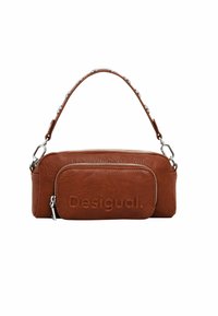 Borsa a tracolla in pelle marrone con finitura testurizzata, tasca con zip, logo embossato e manico arrotondato con dettagli metallici. Design compatto.