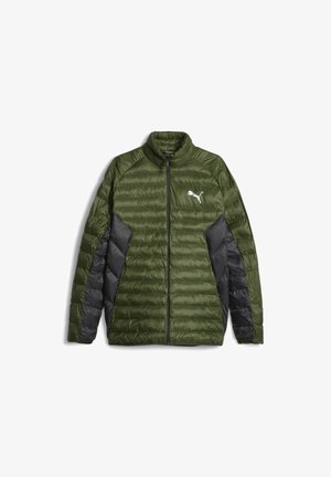 Chaqueta con cremallera aislante, con la parte delantera en verde oliva y paneles laterales en negro, con un cuello alto y un patrón de acolchado texturizado. Logotipo de Puma en exhibición.