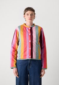 Marlit gestreifte Jacke aus Baumwolle mit rundem Halsausschnitt, Knopfleiste und zwei Taschen. Sie hat vertikale Streifen in Rosa, Gelb, Grün und Lila.