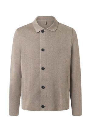 Chaqueta beige claro de tejido texturizado, con cuello clásico, cierre de botones en el frente y dos bolsillos laterales. Botones negros contrastan con la tela.