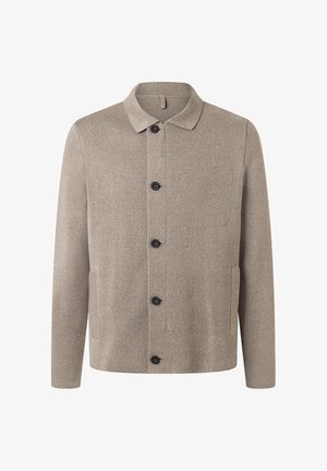 Jasno beżowa kurtka z fakturowanej tkaniny, z klasycznym kołnierzem, zapinana na guziki z przodu oraz z dwoma bocznymi kieszeniami. Czarne guziki kontrastują z tkaniną.
