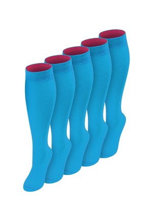 Fünf Paar lange blaue Socken mit rosa Innenseite, aufrecht stehend und gleichmäßig auf weißem Hintergrund angeordnet.