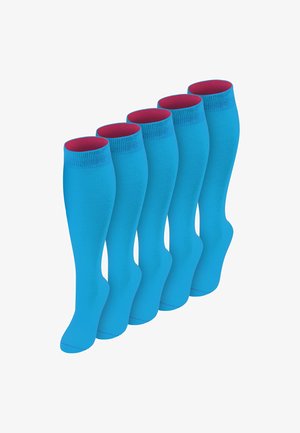 Fünf Paar lange blaue Socken mit rosa Innenseite, aufrecht stehend und gleichmäßig auf weißem Hintergrund angeordnet.