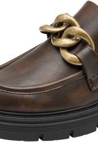 Mocassino in pelle marrone con un audace dettaglio in catena dorata, superficie texturizzata e una spessa suola in gomma nera per una maggiore aderenza.