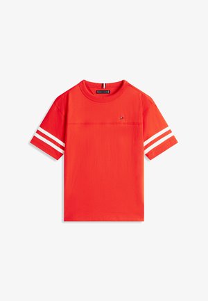 Czerwona koszulka z krótkim rękawem z białymi podwójnymi paskami na rękawach i małym logo Tommy Hilfiger na lewej piersi.