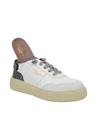 Sneaker bianca con tallone grigio texturizzato; presenta lacci grigi e logo dorato. Suola in gomma beige spessa con design rigato.