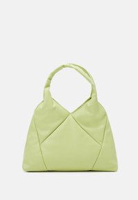 Měkká kabelka v limetkově zelené barvě s zaoblenou rukojetí a geometricky šitými panely, navržená k nošení na rameni nebo v ruce.