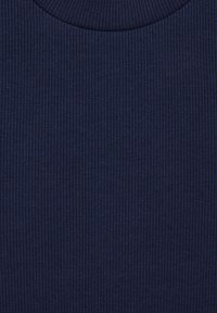 Námořnická modrá žebrovaná látka s hladkým povrchem a kulatým výstřihem. Materiál vykazuje vertikální pruhy vyplývající z žebrování.