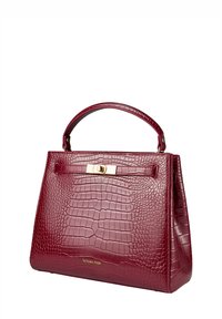 Krokodillepræget bordeaux håndtaske med struktureret form, guldhardware-lås og et kort håndtag. Har branding på fronten.