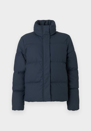 Temno modra puffer jakna z visokim ovratnikom, kviltano teksturo in sprednjim zadrgo. Ima dolge rokave in kvadratno obliko.