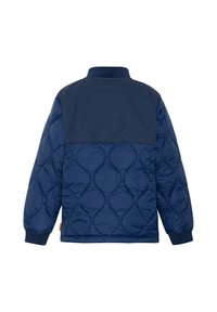 Marinblå quiltad jacka med en slät underdel och en texturerad övre sektion. Ribbade kragar och fåll, med en liten logotyp på sidan.
