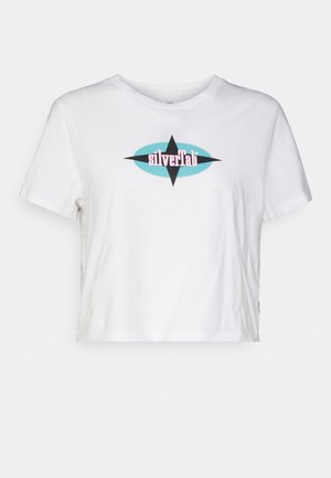 Valge lõigatud t-särk puuvillast, millel on värviline "silverTab" graafika, mis sisaldab ovaalset ja tähte motiivi sinise ja roosa tooni kombinatsioonis.