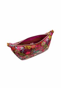 Multicolore stof tas met bloemenpatroon, roze interieur, ritssluiting en tan accentriem. Gebogen vorm met een brede opening.