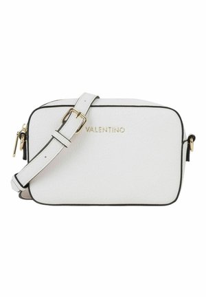 Sac bandoulière blanc Valentino avec bordure noire, boucle dorée et détails de fermeture éclair sur un fond uni.