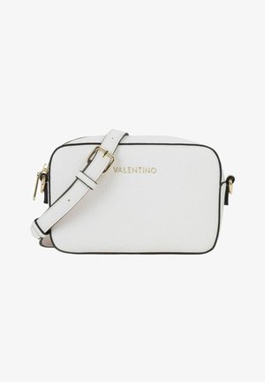 Sac bandoulière blanc Valentino avec bordure noire, boucle dorée et détails de fermeture éclair sur un fond uni.