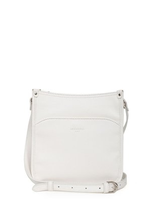 Borsa a tracolla bianca in pelle con una texture liscia, design minimalista, chiusura superiore con zip e tracolla regolabile. Presenta una tasca frontale.