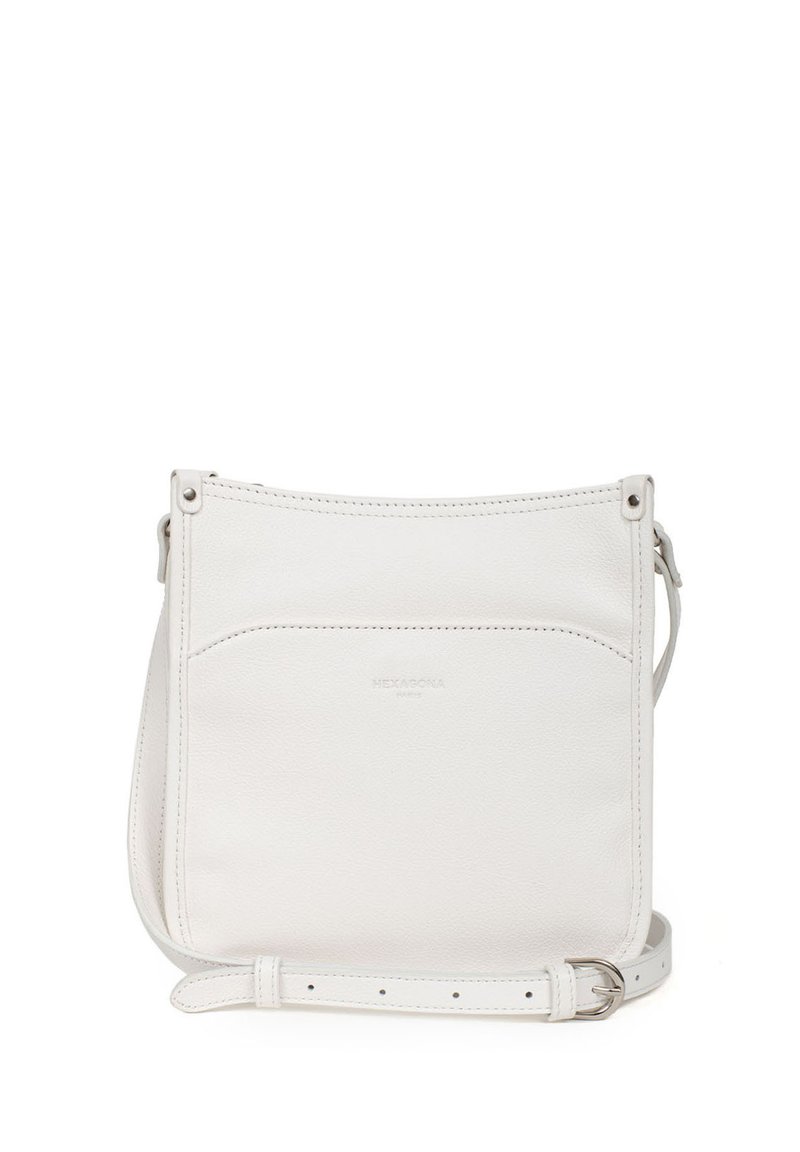 Biała skórzana torebka crossbody o gładkiej teksturze, minimalistycznym designie, z górnym zamkiem błyskawicznym i regulowanym paskiem na ramię. Posiada przednią kieszeń.