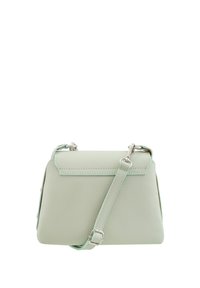 Minttuvihreä nahkalaukku, jossa on selkeä muoto, läppälukko ja säädettävä hihna. Varustettu hopeanvärisillä yksityiskohdilla ja sileällä pinnalla.