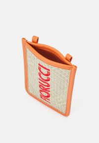 Vævet strå- og orange lædertaske med ordet "FLORUCCI" i rødt. Åben top, struktureret form, blød tekstur og to håndtag.