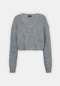 Szary, krótki sweter z długimi rękawami, szerokim dekoltem w kształcie litery V oraz ribbowaną fakturą. Wykonany z miękkiej dzianiny z minimalnymi detalami.