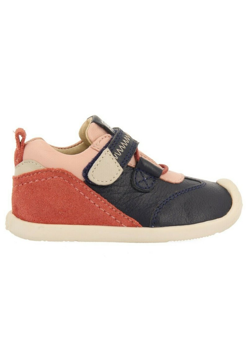 Kinderschuh aus blauen Leder mit roten Wildlederakzenten, hellrosa Details, einem Klettverschluss und einer runden Gummisohle.