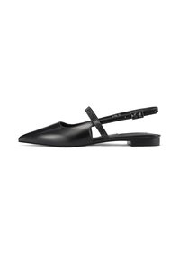 Scarpe slingback in pelle nera con punta affusolata, tacco piatto e una cinturino decorativo con una sottile texture glitter.