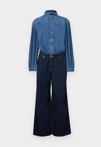 Πουκάμισο από τζιν με κουμπιά στο μπροστινό μέρος, μπλε ύφασμα και μακριά μανίκια, συνδυασμένο με ψηλόμεσα, φαρδιά παντελόνια τζιν σε σκούρο μπλε χρώμα. Ορατή αντίθετη ραφή.