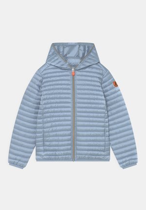 Hellblauer gepolsterter Jacke mit Kapuze, vertikalen Nähten, elastischen Bündchen, durchgehendem Reißverschluss und einem orangefarbenen Akzent near der Kapuze.