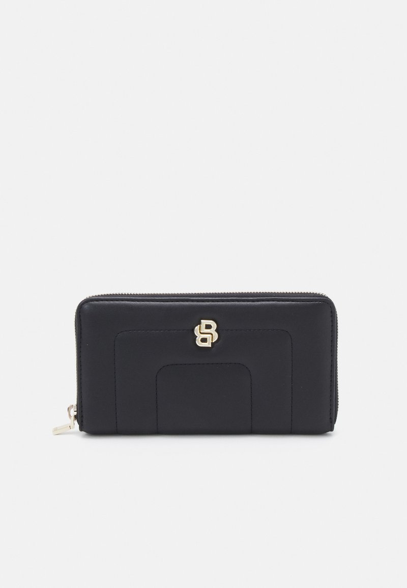 Carteira preta com fecho zipper, feita de couro liso, apresentando um emblema dourado, detalhes texturizados e uma forma retangular com costura subtil.