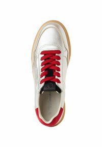 Sneaker argento con lacci e dettagli rossi, dotato di un targhetta nera sul tallone, texture liscia, punta arrotondata e suola in gomma.