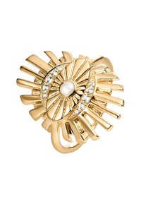 Anillo de oro con un diseño de sol nacido que presenta una perla central y piedras transparentes alrededor. Los acentos texturizados irradian hacia afuera desde el centro.