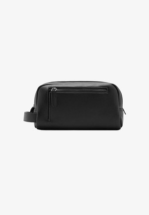 Schwarze Leder-Kulturtasche mit einer vorderen Reißverschlusstasche, seitlichem Griff und strukturierter Oberfläche, dargestellt vor weißem Hintergrund.