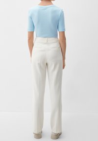 Ljusblå kortärmad topp som matchas med krämfärgade högmidjade byxor. Byxorna har två bakfickor och en skräddarsydd passform. Slät tygkvalitet.