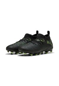 Botas de fútbol negras con superficie texturizada, acentos verdes y un cuello tipo calcetín. Presenta una suela de goma con tacos prominentes para mejor agarre.
