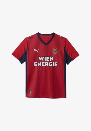 Czerwona i granatowa sportowa koszulka z krótkim rękawem z cienkimi pionowymi paskami, logo Puma, herb Rapid Wien i napis "Wien Energie" na przodzie.