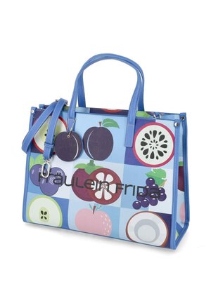 Sac à main bleu avec des motifs de fruits comprenant des prunes, des raisins, des pommes et des noix de coco, avec deux poignées, une bandoulière amovible et un porte-clés rond en forme de prune.