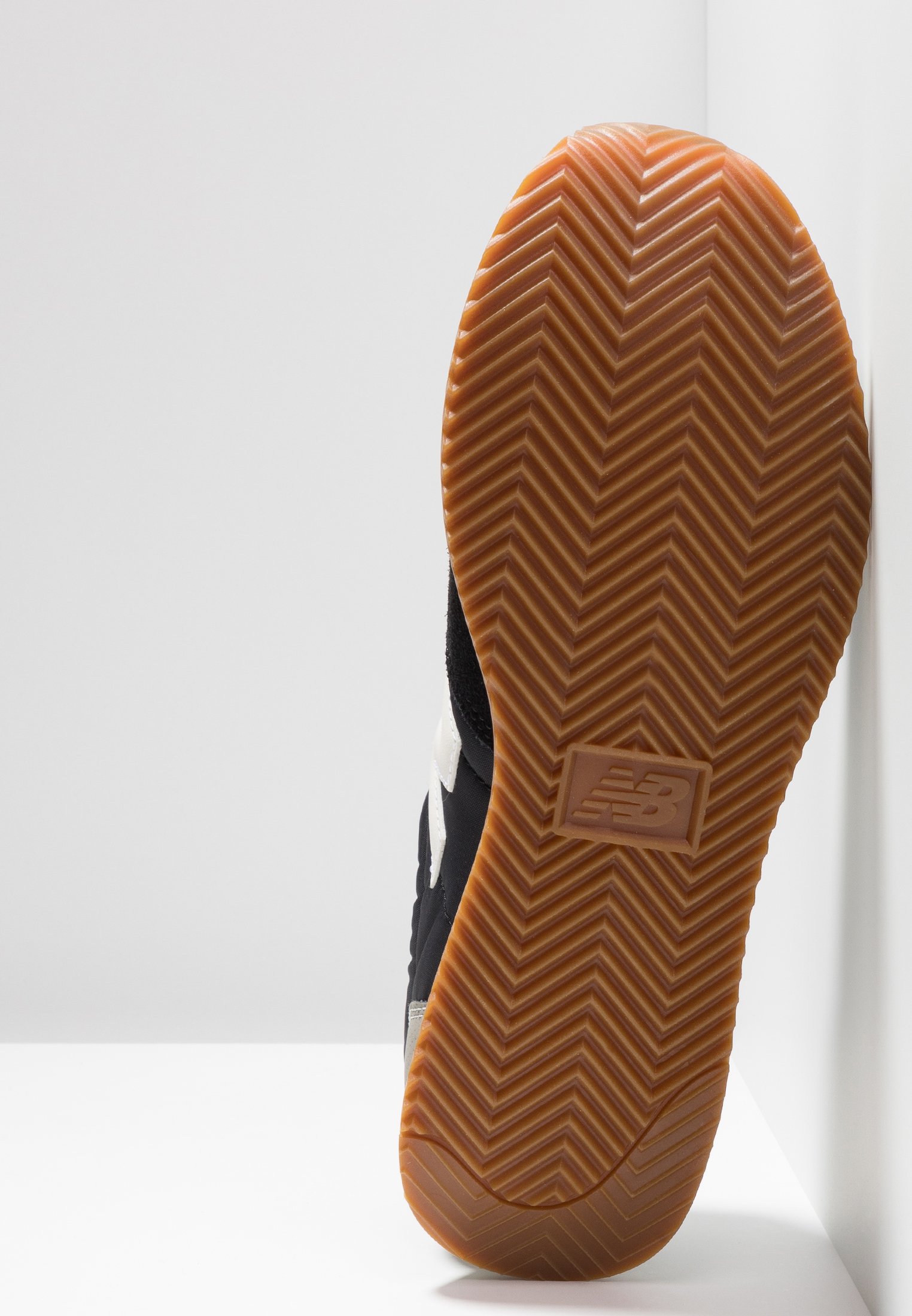 new balance u220 trainers