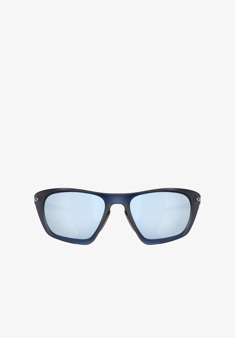 Occhiali da sole con montatura in plastica opaca blu marina e lenti azzurrate. Design angolare con una lieve forma a cat-eye. Presenta dettagli in metallo argentato.